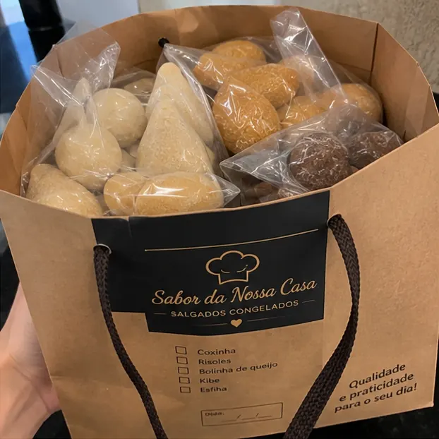 Sacola de kit de salgados congelados sortidos, com os sabores marcados na etiqueta