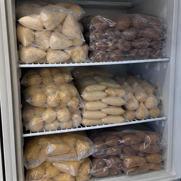 Freezer organizado com os sacos separados por sabor