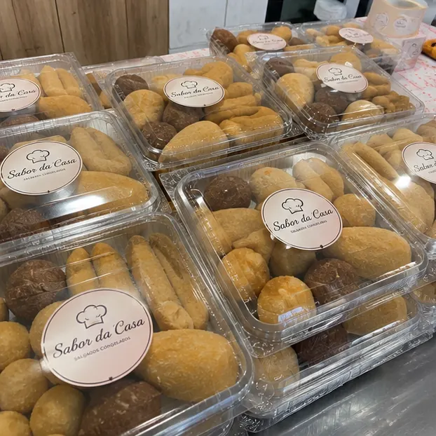 Bandejas de salgados congelados sortidos com rótulo da marca