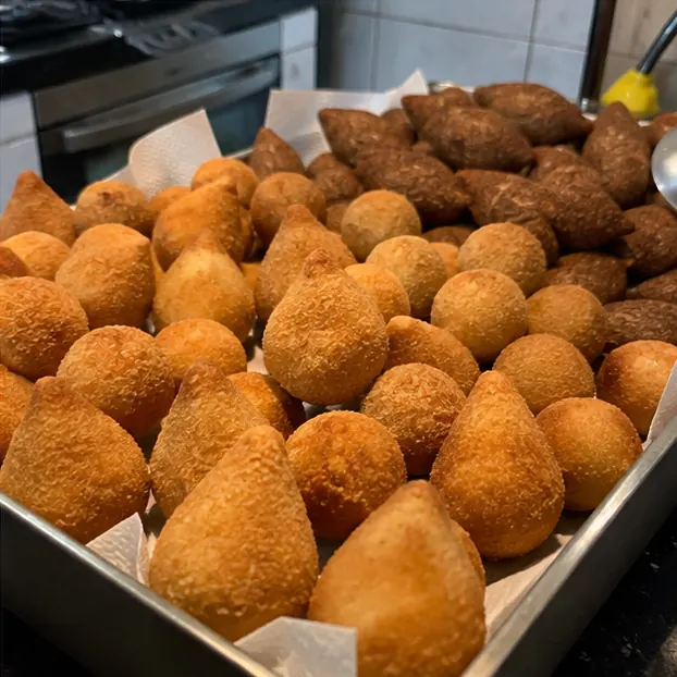 Bandeja de coxinha e kibe fritos